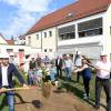 Alle packen mit an für den Erweiterungsbau des Kindergartens Storchennest in Ichenhausen. Die Stadt gibt viel Geld aus für ihre jungen Bürger, damit sie auch in Zukunft beste Betreuung in Krippe und Kindergarten erhalten.  	