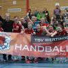 Erfolg macht Spaß: Die Handballerinnen des TSV Wertingen feiern ihren Bezirksoberliga-Titel samt Landesliga-Aufstieg. 
