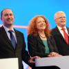 Die Spitzenkandidaten der kleineren Parteien für die Landtagswahl in Bayern, Hubert Aiwanger (Freie Wähler, l-r), Margarete Bause (Bündnis 90/Die Grünen) und Martin Zeil (FDP) im Fernsehstudio des Bayerischen Rundfunks.