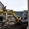 Mit einem Bagger haben am Donnerstag die Aufräumarbeiten an der Ruine des alten Stadels in der Lauinger Zenettistraße begonnen. 	
