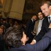 Nach seiner fulminanten Rede in der Pariser Sorbonne wird Frankreichs Präsident Emmanuel Macron (rechts) stürmisch gefeiert. Eine Anhängerin streckt ihm voller Begeisterung die Hand entgegen. Im Berliner Kanzleramt löst der brillante Redner freilich weniger Überschwang aus. 