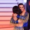 Schauspieler Timur Ülker umarmt Tanzpartnerin Malika Dzumaev nach ihrem Ausscheiden bei «Let's Dance».