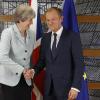 Ein eher angespanntes Lächeln: Donald Tusk, Präsident des Europäischen Rates, begrüßt die britische Premierministerin Theresa May in Brüssel.