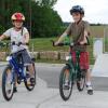 Niklas und Fabian (von links) stürzten sich mit ihren Fahrrädern ins sportliche Getümmel. Foto: WALTER KLEBER