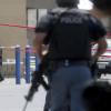 Soeben sind in dem Einkaufszentrum in El Paso mindestens 20 Menschen erschossen worden. Diese Kunden bringen noch schnell ihre Waren in Sicherheit.