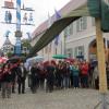 Bei seiner Enthüllung stand der Friedenspfahl schon auf dem Pöttmeser Marktplatz. Doch der Gemeinderat votierte mehrheitlich dagegen, ihn dauerhaft dort stehen zu lassen. Nur ein Beispiel für kontroverse Diskussionen um Kunstobjekte in Pöttmes.  