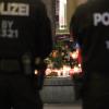 Verstärkte Präsenz: Beamte der Bereitschaftspolizei stehen in der Nähe des Tatorts auf dem Königsplatz. 	