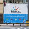 Arbeiter bringen ein Banner für den 15. Brics-Gipfel, der am Dienstag startet, vor dem Sandton Convention Center an. Die Erwartungen an das Treffen sind nach Zwistigkeiten im Vorfeld gedämpft. 