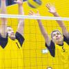 Kamen mit der zweiten Volleyball-Herrenmannschaft des TSV Neuburg zu zwei wichtigen Erfolgen im Kampf um den Klassenerhalt: die beiden Mittelblocker Mario Lehmann (links) und Olaf Molkenthin (rechts).  