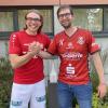 Tobias Dahme (rechts), Teammanager der Kauferinger Bundesliga-Floorballer, begrüßt mit Moritz Leonhardt den ersten Neuzugang in diesem Sommer.