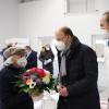 Landrat Martin Sailer (Mitte) und Lauritz Bahnemann, Ärztlicher Leiter des Impfzentrums in Gablingen, übergeben Kunigunde Haas aus Bobingen einen Blumenstrauß. Die Seniorin hat die 10.000. Impfung im Landkreis Augsburg erhalten.