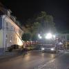 Mehrere Brände musste die Feuerwehr in einer Juninacht in der Burgauer Innenstadt löschen. Da es auch in einem Wohnhaus brannte, wurden die Bewohner über Leitern gerettet.