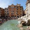 Menschenmassen gehören am Trevi-Brunnen dazu. Doch nun soll ein Ticket den Zugang begrenzen. Dass dies auch Kritik auslöst, versteht sich von selbst.