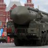 Eine strategische russische Atomrakete vom Typ Topol-M auf dem Roten Platz in Moskau.