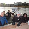 Das Neujahrsschwimmen der Wasserwacht zog 30 Aktive in die Donau.