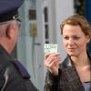 Hauptkommissarin Olga Lenski (Maria Simon) stellt sich Polizeihauptmeister Krause (Horst Krause) als seine neue Chefin vor.