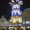 Ein Anlaufpunkt am Weihnachtsmarkt am Schrannenplatz ist die beleuchtete Pyramide.