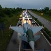 Zum zweiten Mal in diesem Jahr wird ein Eurofighter der Luftwaffe vom Fliegerhorst in Lagerlechfeld nach Kaufbeuren transportiert. Hinter dem Konvoi gab es beim letzten Transport Staus.