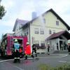 Alles halb so schlimm: Der Einsatz am Gasthof Lindermayr war eine gemeinsame Übung der Feuerwehren aus Friedberg, Haberskirch, Stätzling und Wulfertshausen. Foto: Paul Kölbl