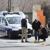 Polizisten bei der Spurensuche am Tatort vor einem Supermarkt in der Nähe von Carcassonne.