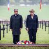 Bundeskanzlerin Merkel und Frankreichs Präsident Hollande gedenken auf dem deutschen Soldatenfriedhof in Consenvoye bei Verdun den Opfern des Ersten Weltkrieges.
