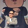 Der Rapper Psy sieht aus wie der gute Zwilling von Nordkoreas Diktator Kim-Jong Un - pummelig, rundes Gesicht und Schulbubenfrisur inklusive.