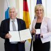 Bundesverdienstkreuz
Aus der Hand von Bayerns Sozialministerin Ulrike Scharf hat Alois Strohmayr aus Stadtbergen das Bundesverdienstkreuz am Band erhalten.
