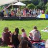 Das dritte Picknick-Konzert am Dorfweiher in Aystetten erfreute sich großer Beliebtheit. Mit Decken und Picknickkörben hatten sich zahlreiche Zuhörer im Grünen niedergelassen und genossen die vielfältigen Darbietungen der Schule für Musik und Bewegung.