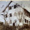 Das Elternhaus von Anton Riederle in Tussenhausen. Das Bild zeigt Xaver Riederle vor dem Anwesen, das er am 6. Oktober 1934 gekauft hat.