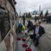 Arbeiter des Kernkraftwerks Tschernobyl legen während einer Gedenkfeier Blumen an einem Denkmal für die Opfer der Tschernobyl-Tragödie nieder.