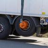 Der Fahrer eines Sattelzugs ist am Mittwoch in einem Feld stecken geblieben. 