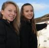 Sabrina Hucker (links) aus Stettenhofen und ihre Freundin Lena Seebach aus Gersthofen haben einen Dachterrassenbrand in Stettenhofen entdeckt.