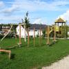 Fast fertig ist der neue Kinderspielplatz im Südwesten von Aindling. Hier steht bereits ein Kletterturm mit Rutsche, Balanciergerüste und zwei Hänge-Seilbahnen im Neubaugebiet "Am Schüsselhauser Feld".
