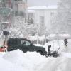 Ein Geländewagen mit Schneepflug räumt eine verschneite Straße in Berchtesgaden.