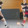 Der SC Oberbernbach (am Ball Erkan Aydogdu gegen den TSV Friedberg) überraschte im Vorjahr bei den Futsal-Landkreismeisterschaften und qualifizierte sich für das Finale.