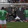 Torwart Uli Stein verhindert beim Legendenspiel gegen Mexiko ein Tor.