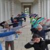 Zu welchen Bewegungen inspiriert ein Säulengang? Die Kinder der Friedrich-Ebert-Grundschule haben es ausprobiert und tanzen durch ihren Stadtteil.  	