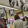 Zwischen Lebkuchen und Tiefkühlpizza hängen sie: Porträts depressiver Menschen, die der Aichacher Fotograf Alexander Andres von ihnen angefertigt hat. Kunden der Edeka-Filiale reagieren in unterschiedlicher Weise auf die außergewöhnliche Aktion.