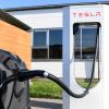 Ladestation des Herstellers Tesla: Deutschlands Fahrschulen zögern noch bei der Umrüstung auf E-Antriebe. Viele Fahrschüler hätten allerdings nichts gegen Fahrstunden im E-Auto.