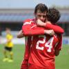 Freude und Trauer ganz dicht zusammen: Während Marko Cosic und Marco Friedl (Nummer 24) nach dem 1:0 noch jubelten, hatten sie nach der 2:3-Niederlage und dem nun sicheren Abstieg Trost nötig. 