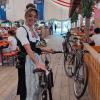 Festzeltbedienung Dunja hat zwischen Bierservieren und Abräumen kurzentschlossen ein Mountainbike ersteigert.