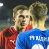 Sie haben sich im Schwabenderby eine Menge zu sagen: Der Memminger Pascal Meier und Marco Mannhardt vom FV Illertissen kommen sich bei ihrer Diskussion sehr nahe. Foto: Siegfried Rebhan