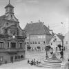 Der Gottesmutter zu Ehren wurde der Platz vor dem Rathaus 1914 in Marienplatz umbenannt.