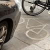 Der Kreis wollte für die Fremdinger Ortsdurchfahrt einen Fahrrad-Schutzstreifen. Die Gemeinde ist nun allerdings dagegen, weil Autos sonst nicht mehr an der Straße halten und parken dürften.  	