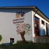 An der Außenwand der Turnhalle hat Kirchenmaler Peter Engelhardt ein großes Wandbild erstellt. Es zeigt das Logo der Schule sowie den Schulprofil-Baum unter dem Motto „Gemeinsam stark werden“. 