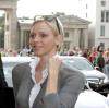 Von Sicherheitsbeamten umgeben steigt die Fürstin von Monaco, Charlène vor dem Hotel Adlon in Berlin mit einem Blumenstrauß in der Hand aus dem Auto.
