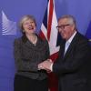 Freundlich im Umgang, hart in der Sache: Theresa May wird von Jean-Claude Juncker, Präsidenten der Europäischen Kommission, im EU-Hauptquartier begrüßt.