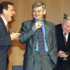 Außerdem war er unter Bundeskanzler Gerhard Schröder (links) Vizekanzler. Das Bild zeigt die beiden Politiker zusammen mit dem damaligen SPD-Vorsitzenden Oskar Lafonatine im Oktober 1998  nach der Unterzeichnung des rot-grünen Koalitionsvertrages.