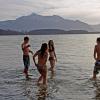 Badewetter 2012: Junge Menschen baden am Heiligen Abend bei Temperaturen um 18 Grad im Chiemsee.