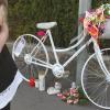 Drei Fahrradfahrer starben 2015 bei tragischen Unfällen. Ein weiß geschmücktes „Ghostbike“ wurde zum Gedenken an eine junge Frau aufgestellt, die von einem Lastwagen erfasst wurde.
